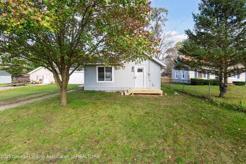 140 W Willow St, Perry, MI 48872
