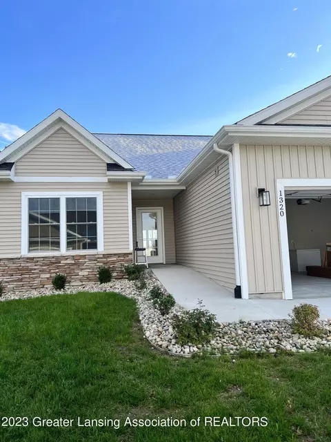 1320 Fieldstone Dr, Saint Johns, MI 48879