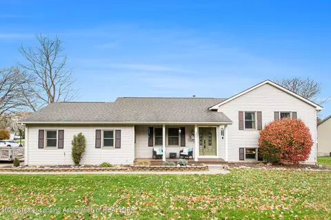 301 E Herbison Dr, Dewitt, MI 48820