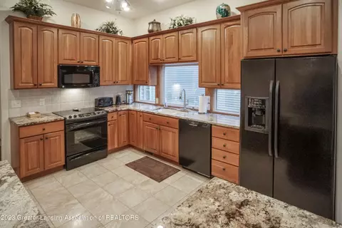 7864 Ashbrook Dr, Haslett, MI 48840 photo 19