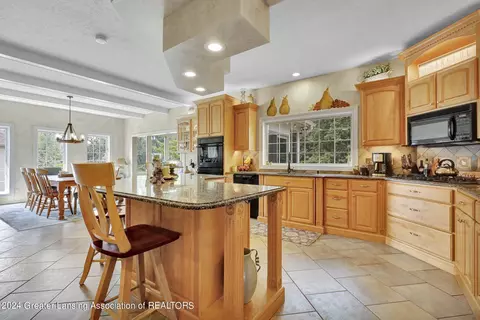 Kitchen - 406 W Spring Meadows Ln, Dewitt, MI 48820 photo 4 of 9