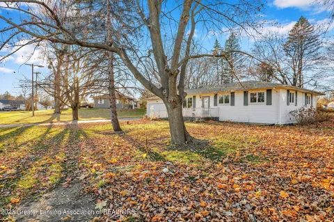 1389 Mayfield Dr, Lansing, MI 48906 photo 2