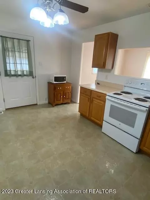 405 E Gibbs St, Saint Johns, MI 48879 photo 5