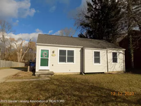 2431 Provincial House Dr, Lansing, MI 48910
