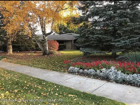 303 Woodhaven Dr, Lansing, MI 48917