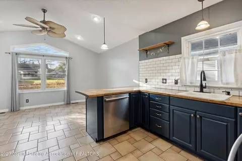 710 Pacific Ave, Lansing, MI 48910 photo 12