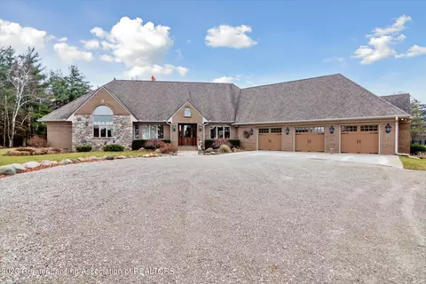 7571 Beard Rd, Avoca, MI 48006