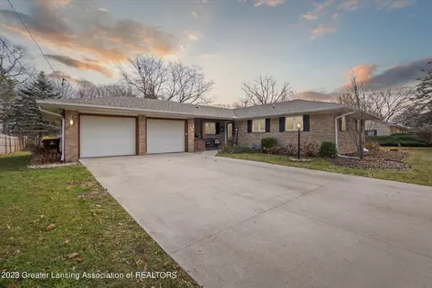 415 Meadowview Dr, Saint Johns, MI 48879