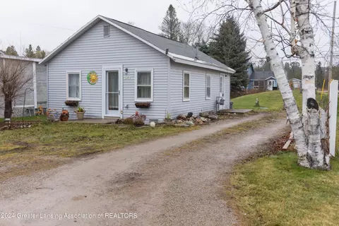 3459 Wood St, Indian River, MI 49749
