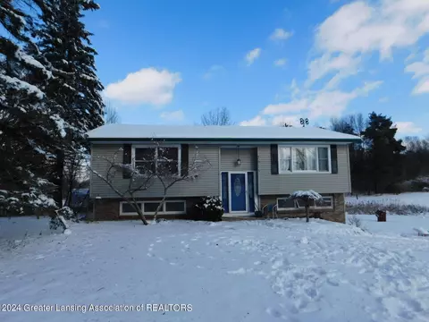 7915 Hillcrest Dr, Laingsburg, MI 48848