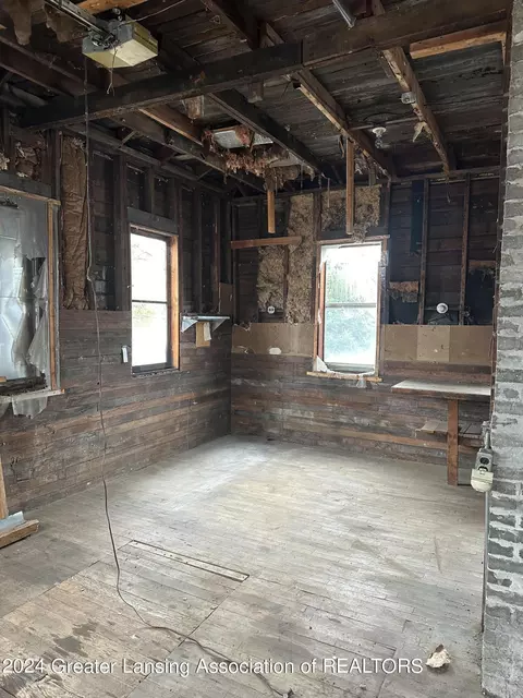 564 Paris, Lansing, MI 48910 photo 4
