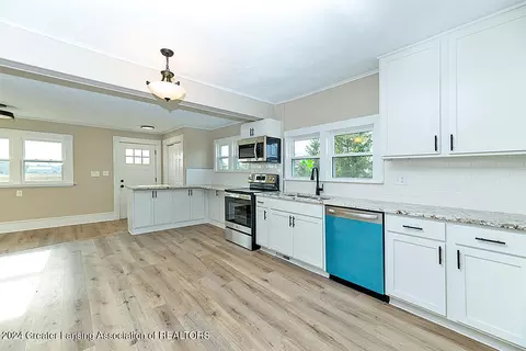 Kitchen - 10105 W Howe Rd, Eagle, MI 48822 photo 4 of 6