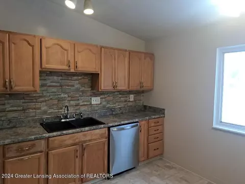 4131 Heathgate Dr, Lansing, MI 48911 photo 2