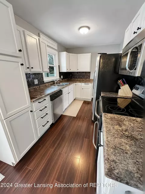 703 E Cass St, Saint Johns, MI 48879 photo 8
