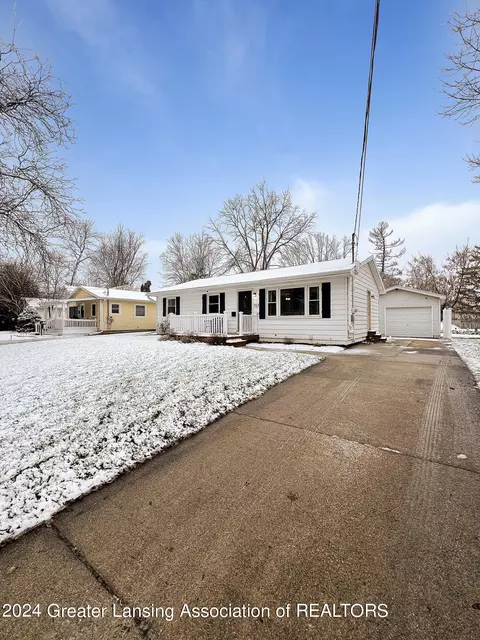 703 E Cass St, Saint Johns, MI 48879 photo 2