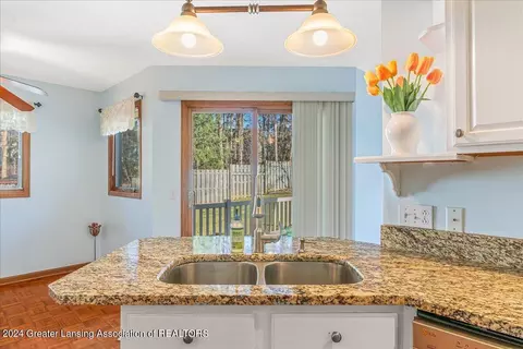 Kitchen - 3903 W Herbison Rd, Dewitt, MI 48820 photo 4 of 5