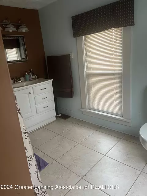Bath - 377 E Dexter Trl, Mason, MI 48854 photo 6 of 6