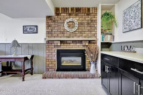 Living - 6501 Cheshire Dr, Dimondale, MI 48821 photo 5 of 6
