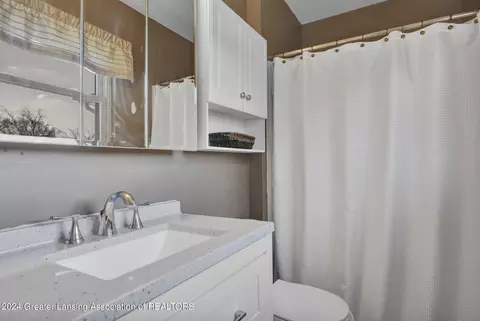 Bath - 6501 Cheshire Dr, Dimondale, MI 48821 photo 2 of 3