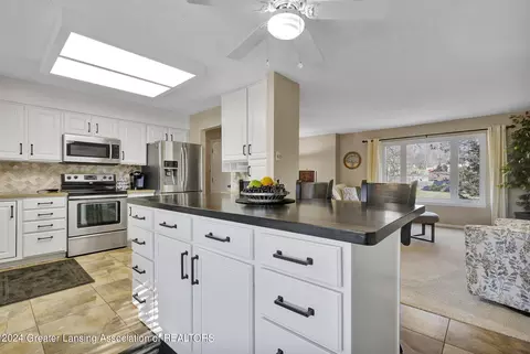 Kitchen - 6501 Cheshire Dr, Dimondale, MI 48821 photo 2 of 8