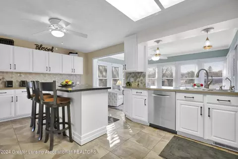 Kitchen - 6501 Cheshire Dr, Dimondale, MI 48821 photo 4 of 8