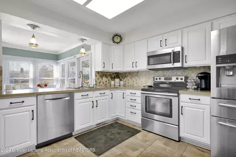 Kitchen - 6501 Cheshire Dr, Dimondale, MI 48821 photo 3 of 8