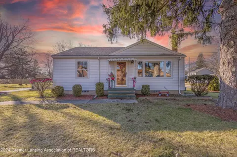 1203 Robins Rd, Lansing, MI 48917