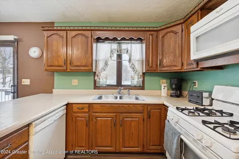 Kitchen - 1501 W Dill Rd, Dewitt, MI 48820 photo 4 of 6