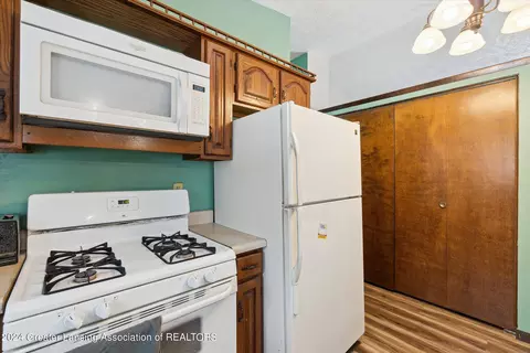 Kitchen - 1501 W Dill Rd, Dewitt, MI 48820 photo 5 of 6