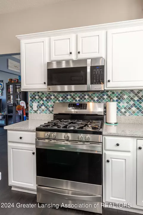 Kitchen - 13142 Blaisdell Dr, Dewitt, MI 48820 photo 5 of 6