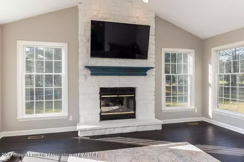 Living - 13142 Blaisdell Dr, Dewitt, MI 48820 photo 3 of 4
