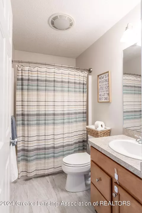 Bath - 13142 Blaisdell Dr, Dewitt, MI 48820 photo 6 of 6
