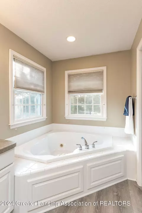 Bath - 13142 Blaisdell Dr, Dewitt, MI 48820 photo 4 of 6