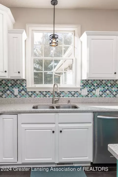 Kitchen - 13142 Blaisdell Dr, Dewitt, MI 48820 photo 4 of 6