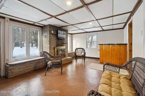 Living - 124 E Maple St, Elsie, MI 48831 photo 3 of 5