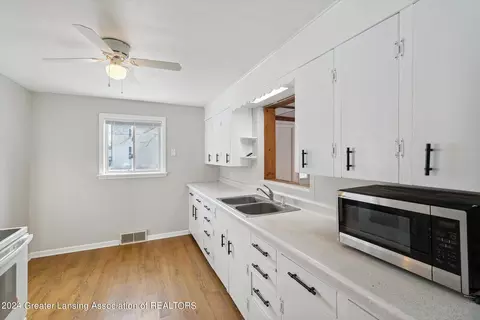 Kitchen - 124 E Maple St, Elsie, MI 48831 photo 2 of 4