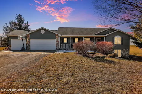 1021 Stone Oak Ln, Grand Ledge, MI 48837