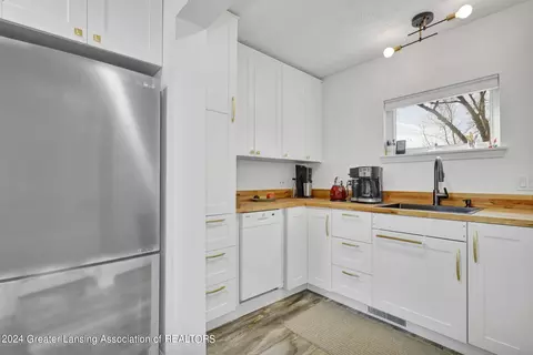 Kitchen - 5695 Potter St, Haslett, MI 48840 photo 2 of 4