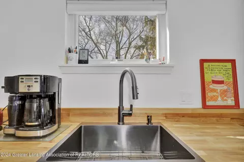 Kitchen - 5695 Potter St, Haslett, MI 48840 photo 4 of 4
