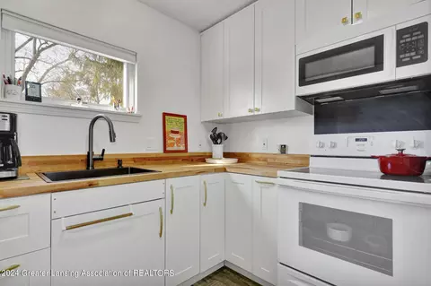 Kitchen - 5695 Potter St, Haslett, MI 48840 photo 3 of 4