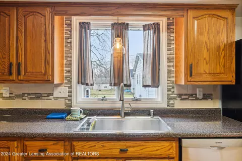 Kitchen - 3012 Young Ave, Lansing, MI 48906 photo 5 of 7