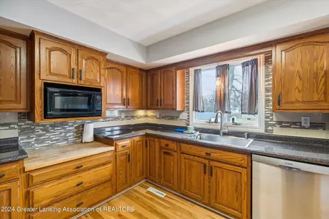 Kitchen - 3012 Young Ave, Lansing, MI 48906 photo 4 of 7