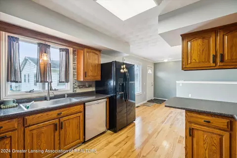 Kitchen - 3012 Young Ave, Lansing, MI 48906 photo 6 of 7
