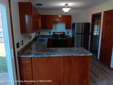 Kitchen - 1090 Lacosta Dr, Dewitt, MI 48820 photo 3 of 4