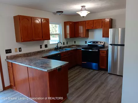 Kitchen - 1090 Lacosta Dr, Dewitt, MI 48820 photo 2 of 4