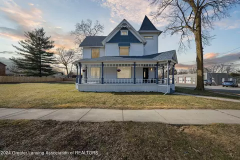 210 S Maple Ave, Maple Rapids, MI 48853