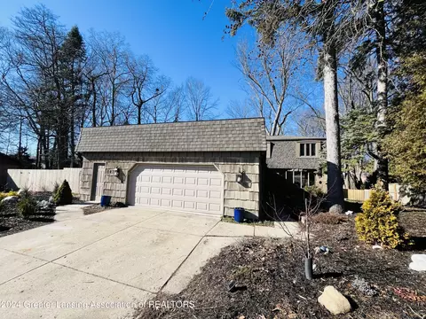 842 Longfellow Dr, East Lansing, MI 48823
