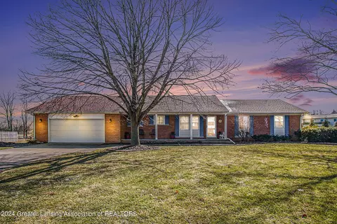 10768 Countryside Dr, Grand Ledge, MI 48837