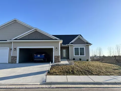 1310 Fieldstone Dr, Saint Johns, MI 48879