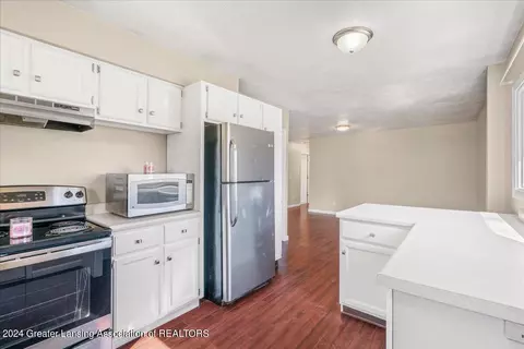 Kitchen - 4375 Willesdon Ave, Holt, MI 48842 photo 4 of 4